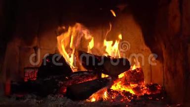 在家舒适的壁炉里燃烧木头，<strong>保暖</strong>